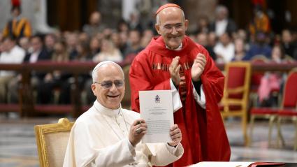 VATICAN CITY (Vatican City State (Holy See)), 27/10/2025.- A handout picture provided by the Vatican Media shows Pope Leo XIV (L) signing an apostolic letter during a Holy Mass marking the official opening of the Jubilee of the World of Education, in St. Peter's Basilica, Vatican City, 27 October 2025. The Jubilee of the World of Education runs from 27 October to 01 November 2025, and is part of the larger 2025 Jubilee Year of Hope. (Papa) EFE/EPA/VATICAN MEDIA HANDOUT HANDOUT EDITORIAL USE ONLY/NO SALES