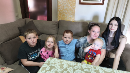 Toda la familia de Stas, en el salón de Lorena