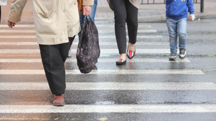 Una imagen de un peatones cruzando por un paso de cebra