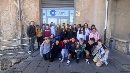 Alumnos del IES Alfonso II de Oviedo, a las puertas de COPE Oviedo