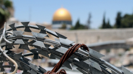 Valla, con Palestina al fondo