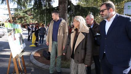 Francisco Felices, delegado de Acciona, junto a los responsables municipales