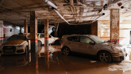 Vehículos en el interior de un garaje del que ya se ha achicado todo el agua en Paiporta