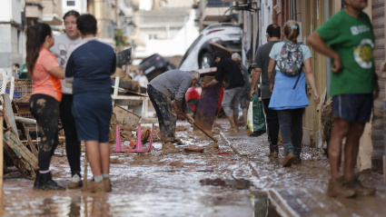 Vecinos de la localidad de Paiporta, Valencia, continúan con las labores de limpieza de las calles y de sus casas