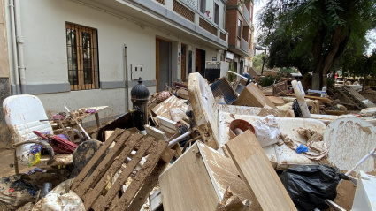 Vista de los muebles arruinados por la riada en casa de Teresa, una vecina de Paiporta que ha perdido todo