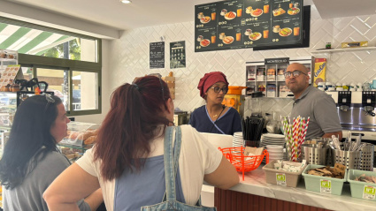 Nawal con su marido en la pastelería atendiendo a vecinas de Alfafar