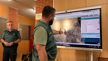 El cabo primero Castillo señala sobre el mapa la zona de búsqueda de Paco