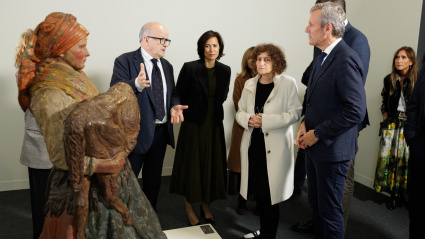 Alfonso Rueda y Goretti Sanmartín ante la escultura Mujer Gallega de Asorey