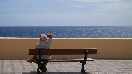 Jubilado sentado en un banco frente al mar. Los Abrigos, Granadilla de Abona, Tenerife, Islas Canarias