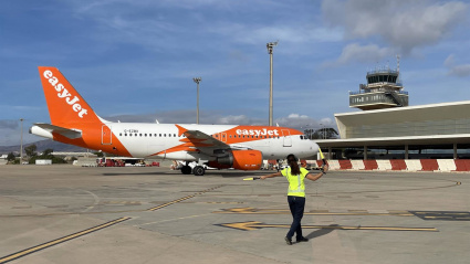 Una operaria guía un avión en el Aeropuerto de Almería.AENA