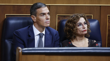 El presidente del Gobierno, Pedro Sánchez con la ministra de Hacienda y vicepresidenta María Jesús Montero durante la sesión de control al Gobierno