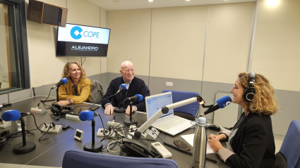 Alejandro Martínez y Vanessa Til en los estudios de COPE.