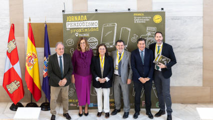 La Presidenta de la Diputación de Palencia, Ángeles Armisén, acompañada del consejero Economía, Carlos Fernández Carriedo y del presidente del Club Abierto de Editores (CLABE), Arsenio Escolar, inauguran la Jornada de Periodismo de Proximidad y II Premio Luis María Rivas de Periodismo