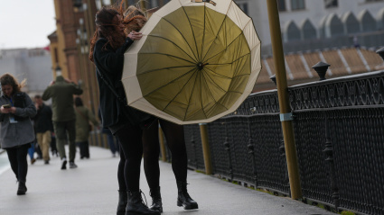 (Foto de ARCHIVO)Imágenes de personas por las calles de la ciudad bajo las inclemencias del tiempo. A 22 de enero de 2025 en Sevilla, Andalucía (España). La ciudad de Sevilla continúa este miércoles bajo un panorama meteorológico adverso, con lluvias persistentes y posibilidad de tormentas. Las autoridades recomiendan precaución en los desplazamientos, especialmente en zonas propensas a inundaciones.María José López / Europa Press22/1/2025