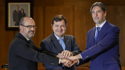 El presidente de la Junta de Castilla y León, Alfonso Fernández Mañueco (C), junto a los alcaldes de Ponferrada, Marco Morala (I), y Congosto, Jorge García (D), durante la firma del protocolo para la ampliación del Polígono Industrial La Llanada