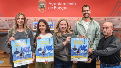 La alcaldesa de Burgos, Cristina Ayala, presenta la Milla Ciudad de Burgos, acompañada por la concejala de Deportes, Carolina Alvarez, y representantes del Club de Atletismo Campos de Castilla