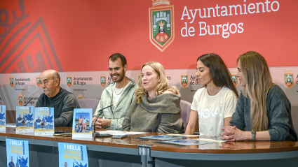 La alcaldesa de Burgos, Cristina Ayala, presenta la Milla Ciudad de Burgos, acompañada por la concejala de Deportes, Carolina Alvarez, y representantes del Club de Atletismo Campos de Castilla