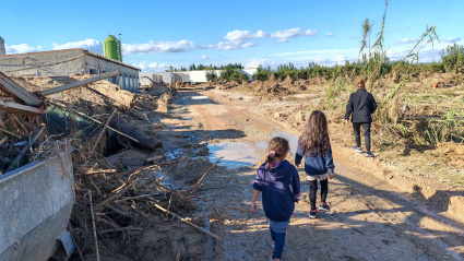 María y sus hijas junto a la zona donde se vieron a atrapadas la noche de la dana