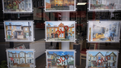 LONDON (United Kingdom), 07/10/2025.- An estate agent window displays available and sold properties in east London, Britain, 07 October 2025. The average UK house price fell by 0.3 percent in September 2025, as property tax reforms expected in the upcoming autumn budget affected buyer confidence, according to the latest Halifax House Price Index. (Reino Unido, Londres) EFE/EPA/TOLGA AKMEN