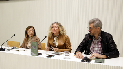 Rosa Mesalles, Pilar Bosch i Andreu Vàzquez, durant la presentació dels Premis Literaris 2025.
