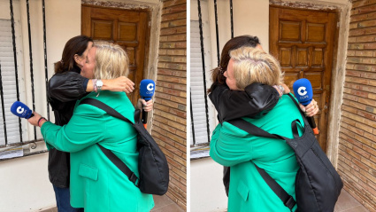Pilar García de la Granja abraza cariñosamente a Arantxa, vecina de Utiel y superviviente de la dana