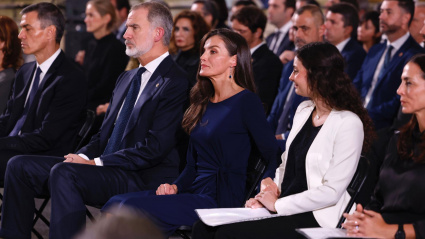 La reina Letizia apoya a una de las familiares de las víctimas