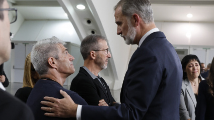 VALENCIA, 29/10/2025.- El rey Felipe VI (c) conversa con familiares de las víctimas a su llegada al funeral de Estado por las 237 víctimas de la dana celebrado este miércoles en Valencia con motivo del primer aniversario de la tragedia. EFE/ Ballesteros POOL
