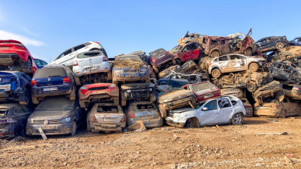 Vehículos dañados y escombros por las inundaciones provocadas por la dana en Valencia.