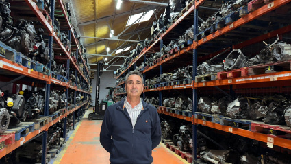 Miguel Ángel Reyes, en uno de los pasillos de las instalaciones de Desguace Córdoba. A ambos lados se ven estanterías con piezas de coches.