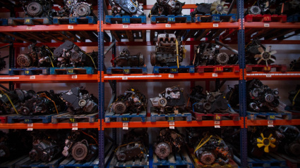 Estanterías con motores de vehículos