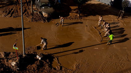 Personal militar que ayuda con las operaciones de limpieza durante la dana en Catarroja
