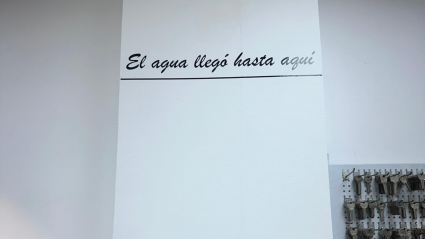 Detalle en la tienda de Jesús para recordar donde llegó el agua de la dana en Catarroja