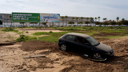 En el centro de Catarroja se observa un coche dañado por la dana