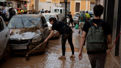 Imagenes dantescas de calles anegadas por el lodo y coches apilados unos sobre otros por efecto de la dana