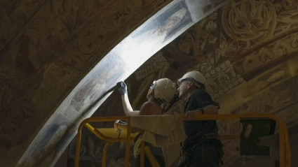 Técnicos aragoneses revisando el estado de las pinturas murales de Sijena.