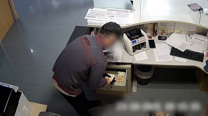 El atracador llevándose el dinero