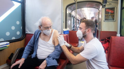 (Foto de ARCHIVO)04 November 2021, Hessen, Frankfurt_Main: An 85-year-old man gets a booster vaccine jab inside the Vaccination Tram in Frankfurt. People who want to be vaccinated can board the tram, which runs on regular routes through Frankfurt, at any time without an appointment. Photo: Boris Roessler/dpa04/11/2021 ONLY FOR USE IN SPAIN
