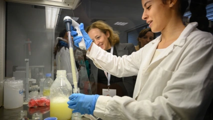 Investigadoras del CSIC en un laboratorio