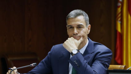 El presidente del Gobierno, Pedro Sánchez, escucha una de las preguntas mientras comparece este jueves ante la comisión de investigación del caso Koldo