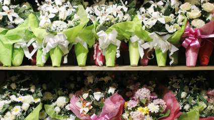 Los vendedores de flores de Burgos notan una bajada de las ventas con la esperanza de las compras del último día en la Plaza de España