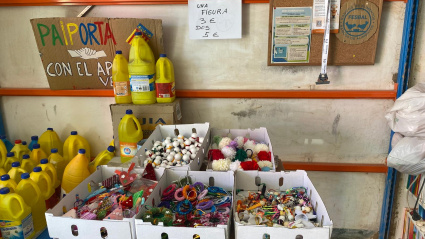 Objetos y comida en la asociación