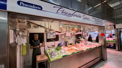 Enol, en su pescadería del Mercado del Sur de Gijón