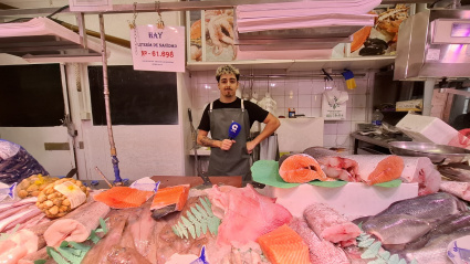 Enol, en su pescadería del Mercado del Sur de Gijón