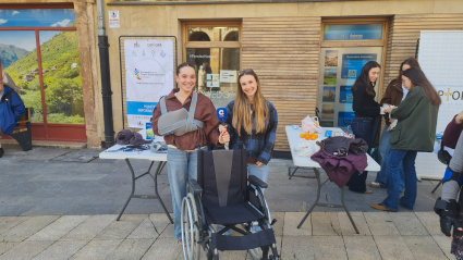 Dos alumnas de tereapia ocupacional durate la demostración en Oviedo