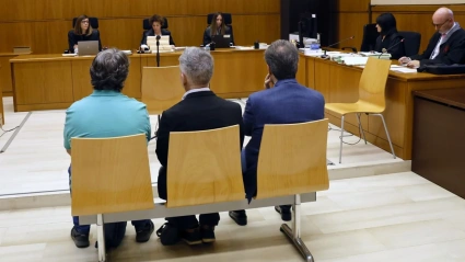 Los tres tuiteros, acusados de acosar a la familia de Canet que consiguió la aplicación del 25% del castellano