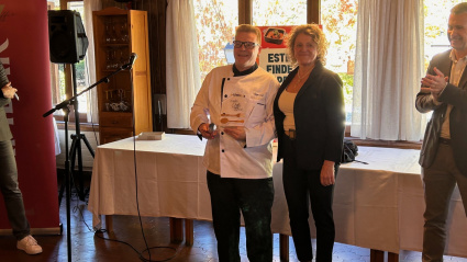 Momento de entrega de la chaqueta al mejor chef