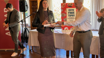 Momento de la entrega del premio a la mejor camarera
