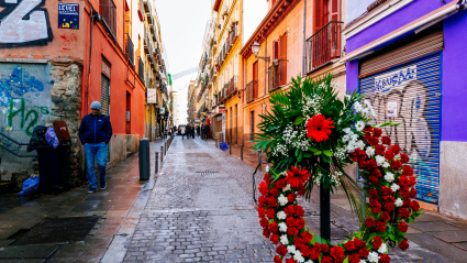 Coronas funerarias por la desaparición de la vida tradicional en el barrio de Lavapies.