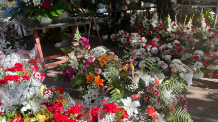 El Mercado de las Flores de Logroño representa la continuidad de la tradición: Centros florales y ramos para honrar a los familiares en la festividad de Todos los Santos