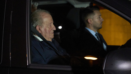 El rey Juan Carlos (i) esta noche de miércoles en Vitoria donde acude a una revisión médica con el doctor Eduardo Anitua